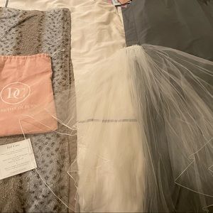 Dareth colburn 2 LAYER PENCIL EDGE VEIL finger tip ivory. Never worn.